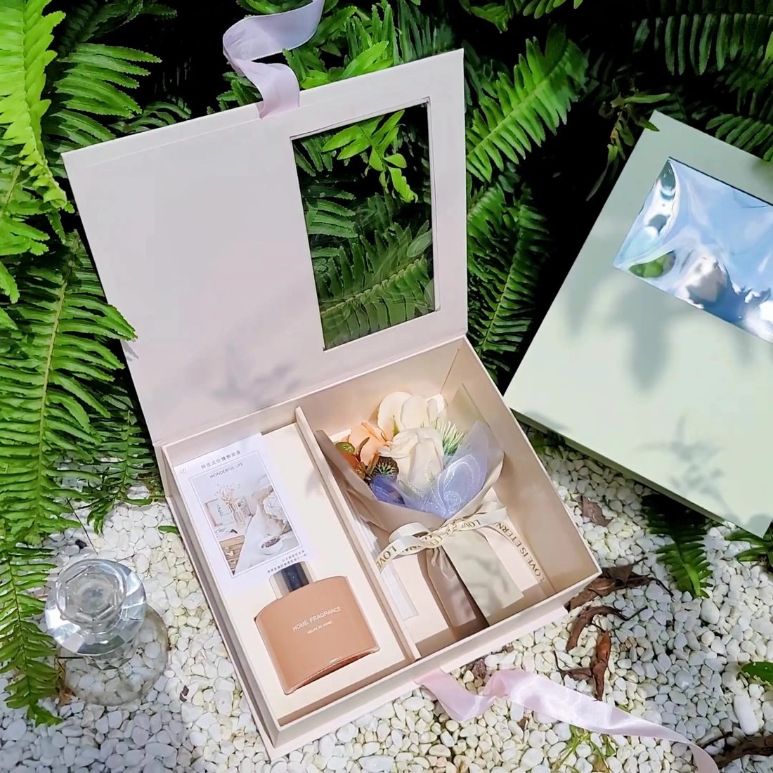 Grand, All-in-one Book-shaped Coffret Cadeau